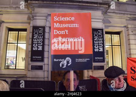 Londra, Regno Unito. 26th Jan 2022. Un dimostratore tiene un cartello che dice "Museo della scienza: Non lavare il verde Adani" durante la protesta.i dimostranti si sono riuniti fuori dal Museo della scienza a South Kensington, Londra, per protestare contro la sponsorizzazione della galleria 'Energy Revolution' del museo da parte del gigante del carbone Adani, e per sostenere i diritti delle popolazioni indigene. (Foto di Vuk Valcic/SOPA Images/Sipa USA) Credit: Sipa USA/Alamy Live News Foto Stock