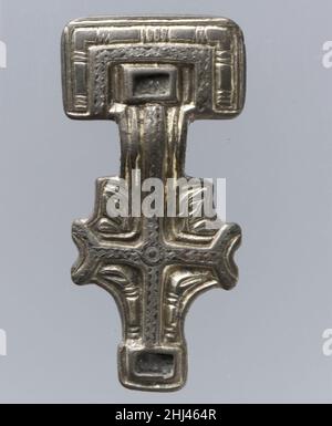 Miniatura Brooch a testa quadrata prima metà 6th secolo anglosassone-sassone l'affinità di questi spilla, trovato in Francia, con oggetti provenienti dal Kent è la prova della diffusione delle tradizioni artistiche attraverso l'esportazione o la copia. Spilla a testa quadrata in miniatura 465096 anglosassone, spilla a testa quadrata in miniatura, prima metà del 6th secolo, dorata in argento, niello, inserti persi, tuta: 7/8 x 1 13/16 x 3/8 pollici (2,2 x 4,6 x 1 cm). Il Metropolitan Museum of Art, New York. Dono di J. Pierpont Morgan, 1917 (17.191.49) Foto Stock