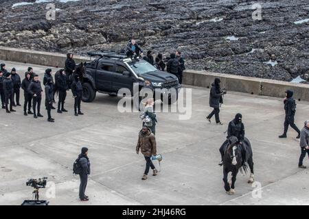 Peacehaven, Regno Unito. 26th Jan 2022. I rapper più brutali Aitch e ArrDee hanno avvistato un nuovo video musicale sul lungomare di Peacehaven con Universal Music a temperature gelide. I famosi rapper Aitch e ArrDee sono stati avvistati a Peacehaven girando insieme un nuovo video musicale. ArrDee, nato a Brighton, vero nome Riley Davies, ha goduto del suo primo assaggio di successo nell'aprile 2021 quando ha presentato su un remix di Russ Millions e Tion Wayne's Drill Hit Body. Hannah Colson Head of Marketing, Island Records presso Universal Music Group è il contatto per questo video shoot. Credit: @Dmoonuk/Alamy Live News Foto Stock