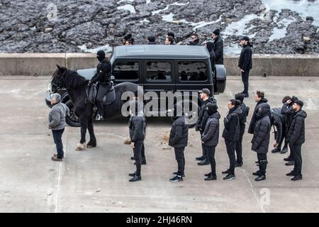 Peacehaven, Regno Unito. 26th Jan 2022. I rapper più brutali Aitch e ArrDee hanno avvistato un nuovo video musicale sul lungomare di Peacehaven con Universal Music a temperature gelide. I famosi rapper Aitch e ArrDee sono stati avvistati a Peacehaven girando insieme un nuovo video musicale. ArrDee, nato a Brighton, vero nome Riley Davies, ha goduto del suo primo assaggio di successo nell'aprile 2021 quando ha presentato su un remix di Russ Millions e Tion Wayne's Drill Hit Body. Hannah Colson Head of Marketing, Island Records presso Universal Music Group è il contatto per questo video shoot. Credit: @Dmoonuk/Alamy Live News Foto Stock