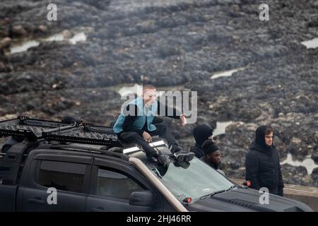 Peacehaven, Regno Unito. 26th Jan 2022. I rapper più brutali Aitch e ArrDee hanno avvistato un nuovo video musicale sul lungomare di Peacehaven con Universal Music a temperature gelide. I famosi rapper Aitch e ArrDee sono stati avvistati a Peacehaven girando insieme un nuovo video musicale. ArrDee, nato a Brighton, vero nome Riley Davies, ha goduto del suo primo assaggio di successo nell'aprile 2021 quando ha presentato su un remix di Russ Millions e Tion Wayne's Drill Hit Body. Hannah Colson Head of Marketing, Island Records presso Universal Music Group è il contatto per questo video shoot. Credit: @Dmoonuk/Alamy Live News Foto Stock