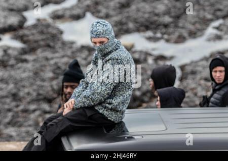 Peacehaven, Regno Unito. 26th Jan 2022. I rapper più brutali Aitch e ArrDee hanno avvistato un nuovo video musicale sul lungomare di Peacehaven con Universal Music a temperature gelide. I famosi rapper Aitch e ArrDee sono stati avvistati a Peacehaven girando insieme un nuovo video musicale. ArrDee, nato a Brighton, vero nome Riley Davies, ha goduto del suo primo assaggio di successo nell'aprile 2021 quando ha presentato su un remix di Russ Millions e Tion Wayne's Drill Hit Body. Hannah Colson Head of Marketing, Island Records presso Universal Music Group è il contatto per questo video shoot. Credit: @Dmoonuk/Alamy Live News Foto Stock