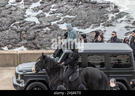 Peacehaven, Regno Unito. 26th Jan 2022. I rapper più brutali Aitch e ArrDee hanno avvistato un nuovo video musicale sul lungomare di Peacehaven con Universal Music a temperature gelide. I famosi rapper Aitch e ArrDee sono stati avvistati a Peacehaven girando insieme un nuovo video musicale. ArrDee, nato a Brighton, vero nome Riley Davies, ha goduto del suo primo assaggio di successo nell'aprile 2021 quando ha presentato su un remix di Russ Millions e Tion Wayne's Drill Hit Body. Hannah Colson Head of Marketing, Island Records presso Universal Music Group è il contatto per questo video shoot. Credit: @Dmoonuk/Alamy Live News Foto Stock