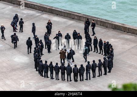 Peacehaven, Regno Unito. 26th Jan 2022. I rapper più brutali Aitch e ArrDee hanno avvistato un nuovo video musicale sul lungomare di Peacehaven con Universal Music a temperature gelide. I famosi rapper Aitch e ArrDee sono stati avvistati a Peacehaven girando insieme un nuovo video musicale. ArrDee, nato a Brighton, vero nome Riley Davies, ha goduto del suo primo assaggio di successo nell'aprile 2021 quando ha presentato su un remix di Russ Millions e Tion Wayne's Drill Hit Body. Hannah Colson Head of Marketing, Island Records presso Universal Music Group è il contatto per questo video shoot. Credit: @Dmoonuk/Alamy Live News Foto Stock