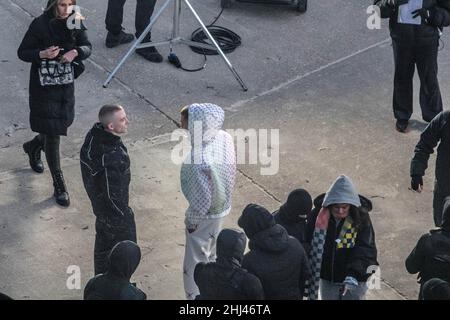 Peacehaven, Regno Unito. 26th Jan 2022. I rapper più brutali Aitch e ArrDee hanno avvistato un nuovo video musicale sul lungomare di Peacehaven con Universal Music a temperature gelide. I famosi rapper Aitch e ArrDee sono stati avvistati a Peacehaven girando insieme un nuovo video musicale. ArrDee, nato a Brighton, vero nome Riley Davies, ha goduto del suo primo assaggio di successo nell'aprile 2021 quando ha presentato su un remix di Russ Millions e Tion Wayne's Drill Hit Body. Hannah Colson Head of Marketing, Island Records presso Universal Music Group è il contatto per questo video shoot. Credit: @Dmoonuk/Alamy Live News Foto Stock