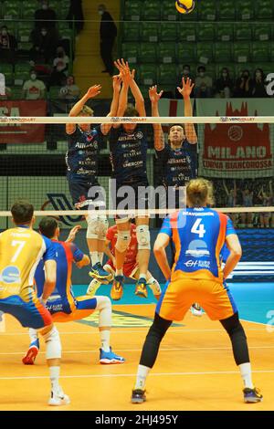 Monza, Italia. 26th Jan 2022. Block by (Allianz Powervolley Milano) durante il Vero Volley Monza vs Allianz Milano, Volley Campionato Italiano Serie A Men Superleague a Monza, Italia, Gennaio 26 2022 Credit: Independent Photo Agency/Alamy Live News Foto Stock