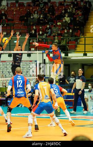 Monza, Italia. 26th Jan 2022. Attacco da (vero Volley Monza) durante il Vero Volley Monza vs Allianz Milano, Pallavolo Campionato Italiano Serie A Men Superleague a Monza, Italia, Gennaio 26 2022 Credit: Independent Photo Agency/Alamy Live News Foto Stock