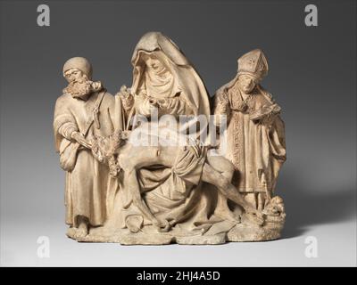 Pietà con San Nicola e San Giacomo il Grande primo quarto del 16th secolo le immagini francesi della Vergine Maria che tiene il figlio defunto in grembo spesso si abbelliscono cappelle pubbliche e private, ospedali e cimiteri come commemorazioni dei morti. Mentre San Nicola e San Giacomo erano patroni di molti ospedali, le piccole dimensioni di questo gruppo suggerisce l'uso privato, probabilmente da parte di membri di una famiglia che guardava alle figure sacre come loro personali patroni. Pietà con San Nicola e San Giacomo il Grande 471041 Foto Stock