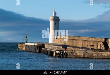 BUCKIE,MORAY, SCOZIA - 23 GENNAIO 2022: Questo è il sole che splende all'ingresso del porto di Buckie, Moray, Scozia, il 23 gennaio 2022. Foto Stock