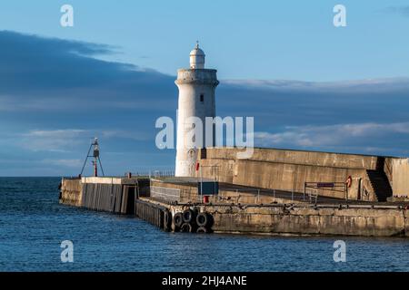 BUCKIE,MORAY, SCOZIA - 23 GENNAIO 2022: Questo è il sole che splende all'ingresso del porto di Buckie, Moray, Scozia, il 23 gennaio 2022. Foto Stock