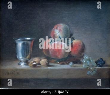 Still Life with Peaches, un calice d'argento, uva e noci di Jean-Baptiste Siméon Chardin. Foto Stock