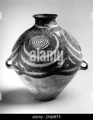 Vaso con decorazione a spirale tipo Machang (ca. 2350–2050 A.C.) Cina basato nel nord-ovest, il Majiaoyao rappresenta una fase della vasta cultura Yangshao del nord della Cina durante il periodo neolitico. Vaso con decorazione a spirale. Cina. Tipo di lavorazione (ca. 2350–2050 A.C.). Terracotta con pigmento. Neolitico (ca. 3300–2500 A.C.) Fase Majiaoyao (3200–2650 a.C.). Ceramica Foto Stock