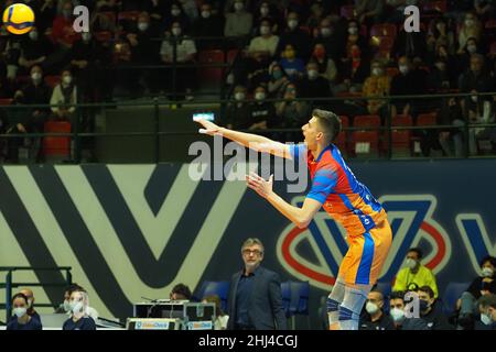 Monza, Italia. 26th Jan 2022. Servire durante il vero Volley Monza vs Allianz Milano, Pallavolo Serie Italiana A Men Superleague Championship a Monza, Italy, January 26 2022 Credit: Independent Photo Agency/Alamy Live News Foto Stock