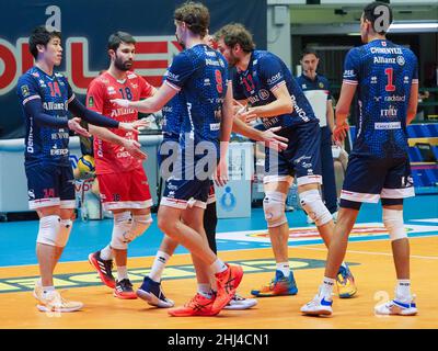 Monza, Italia. 26th Jan 2022. Allianz Powervolley Milano team durante il Vero Volley Monza vs Allianz Milano, Volley Campionato Italiano Serie A Men Superleague a Monza, Italia, Gennaio 26 2022 Credit: Agenzia fotografica indipendente/Alamy Live News Foto Stock