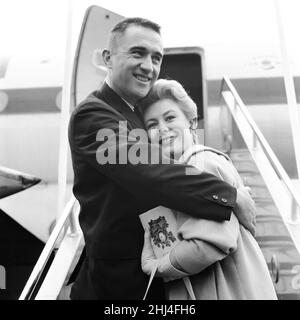 Mitzi Gaynor, attrice americana, cantante e ballerina, che è nel Regno Unito per promuovere il suo nuovo film 'South Pacific' che apre a Londra questa settimana, aprile 1958. Nella foto si arriva all'aeroporto di Londra (da New York) con il marito Jack Bean. Foto Stock