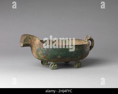Vaso di versamento rituale per acqua (Yi) 6th secolo a.C. Cina. Recipiente di versamento rituale per acqua (Yi). Cina. 6th secolo a.C. Bronzo. Dinastia Zhou orientale (770–256 a.C.). Lavorazione dei metalli Foto Stock