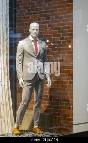 Elegante abito da uomo su manichino nella vetrina. Vestito in una vetrina di un negozio di lusso Foto Stock