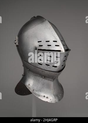 Helm di combattimento a piedi ca. 1490 forse britannico o fiammingo per il torneo combattuto a piedi in un campo chiuso. Si dice che provenga dalla Chiesa di Santa Maria ad Aylesbury, nel Buckinghamshire, dove potrebbe essere appeso sulla tomba del suo proprietario. Helm. Di combattimento a piedi, possibilmente inglese o fiammingo. CA. 1490. Acciaio, cuoio, tessuto, lega di rame. Caschi Foto Stock