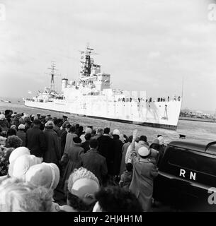 HMS Ceylon, incrociatore leggero di classe Ceylon della Royal Navy, ritorna a Portsmouth dopo 17 mesi sulla stazione in Estremo Oriente, venerdì 18th dicembre 1959. Nella foto, il abile Seaman John White è accolto da sua moglie Lynne 22, di Shaftesbury, Dorset. Foto Stock