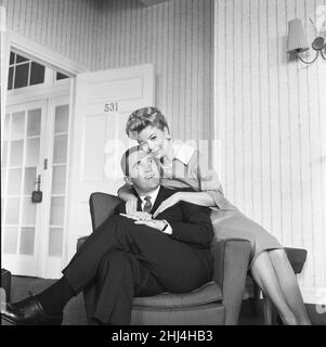 Mitzi Gaynor, attrice americana, cantante e ballerina, che è nel Regno Unito per promuovere il suo nuovo film 'South Pacific' che apre a Manchester stasera, 28th aprile 1958. Nella sua camera d'albergo di Manchester con il marito Jack Bean. Foto Stock