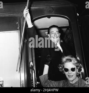 L'artista Salvador Dali arriva nel Regno Unito, sul treno continentale per promuovere la sua biografia autorizzata 'il caso di Salvador Dalí', scritta da Fleur Cowles (anche nella foto). Foto insieme alla Victoria Station di Londra maggio 1959. Fleur Cowles, pseudonimo di Fleur Fenton Cowles, è una scrittrice, editore, pittore e hostess della società. Foto Stock