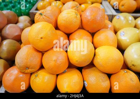 Ladue, Stati Uniti. 26th Jan 2022. Le arance brillanti e grumate si trovano in vendita presso i mercati di Schnucks a Ladue, Missouri mercoledì 26 gennaio 2022. Il Dipartimento dell'Agricoltura degli Stati Uniti ha avvertito i coltivatori di arancia possono vedere un raccolto basso resa quest'anno a causa delle malattie di Greening di Citrus. Gli alberi infetti portano frutti che sono più piccoli, più alti in acidità e più bassi in zucchero. I funzionari dicono che questo anno il raccolto potrebbe essere una delle stagioni peggiori dalla seconda guerra mondiale Foto di Bill Greenblatt/UPI Credit: UPI/Alamy Live News Foto Stock
