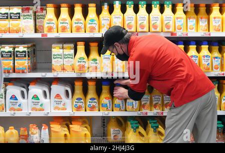 Ladue, Stati Uniti. 26th Jan 2022. Il dipendente Joseph mette succo d'arancia su un rifugio per la vendita presso i mercati Schnucks di Ladue, Missouri mercoledì 26 gennaio 2022. Il Dipartimento dell'Agricoltura degli Stati Uniti ha avvertito i coltivatori di arancia possono vedere un raccolto basso resa quest'anno a causa delle malattie di Greening di Citrus. Gli alberi infetti portano frutti che sono più piccoli, più alti in acidità e più bassi in zucchero. I funzionari dicono che questo anno il raccolto potrebbe essere una delle stagioni peggiori dalla seconda guerra mondiale e i prezzi del succo aumenterà pure. Foto di Bill Greenblatt/UPI Credit: UPI/Alamy Live News Foto Stock