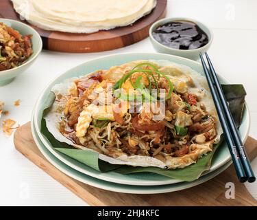 Lumpia Basah Bandung, il popolare spuntino tradizionale di Street food fatto da sottile rapper con Saute Spoy Bean Sprout piccante e Bamboo Sprout, aggiungere con Sticky Foto Stock