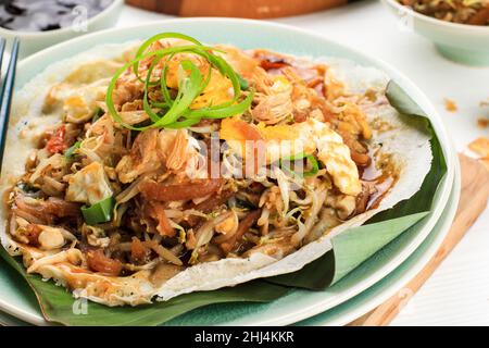 Lumpia Basah Bandung, il popolare spuntino tradizionale di Street food fatto da sottile rapper con Saute Spoy Bean Sprout piccante e Bamboo Sprout, aggiungere con Sticky Foto Stock