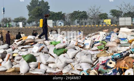 Lahore, Pakistan. 26th Jan 2022. I funzionari doganali pakistani bruciano per distruggere le merci contrabbandiate (sigarette, tabacco da masticare, noci di Betel, fuochi d'artificio e altre cose vicino al confine di Wagha alla vigilia della giornata doganale mondiale a Lahore. Un mattone di droga confiscata, sigarette e altri beni che sono stati sequestrati da diverse aree, durante la cerimonia di lancio di campagne di sensibilizzazione in tutta la provincia, organizzato dalla dogana pakistana tenuto al confine di Wagha a Lahore (Foto di Rana Sajid Hussain/Pacific Press) Credit: Pacific Press Media Production Corp./Alamy Live News Foto Stock