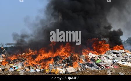 Lahore, Pakistan. 26th Jan 2022. I funzionari doganali pakistani bruciano per distruggere le merci contrabbandiate (sigarette, tabacco da masticare, noci di Betel, fuochi d'artificio e altre cose vicino al confine di Wagha alla vigilia della giornata doganale mondiale a Lahore. Un mattone di droga confiscata, sigarette e altri beni che sono stati sequestrati da diverse aree, durante la cerimonia di lancio di campagne di sensibilizzazione in tutta la provincia, organizzato dalla dogana pakistana tenuto al confine di Wagha a Lahore (Foto di Rana Sajid Hussain/Pacific Press) Credit: Pacific Press Media Production Corp./Alamy Live News Foto Stock