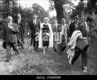 Marilyn Monroe e suo marito, drammaturgo Arthur Miller (3rd da sinistra), nella foto di Englefield, Surrey, Foto scattata il 15th luglio 1956 la coppia si era sposata il 29th giugno del 1956. Marilyn Monroe è in Inghilterra per filmare 'The Prince and the Showgirl', con Sir Laurence Olivier. Vive in Parkside House in una grande tenuta di campagna a Englefield Green per l'intero soggiorno. Marilyn Monroe è nato norma Jeane Mortenson il 1 giugno 1926 Los Angeles, California, Stati Uniti d'America e morì il 5 agosto 1962 (36 anni) Los Angeles, California, Stati Uniti Foto Stock