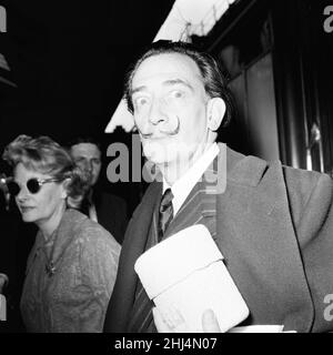 L'artista Salvador Dali arriva nel Regno Unito, sul treno continentale per promuovere la sua biografia autorizzata 'il caso di Salvador Dalí', scritta da Fleur Cowles (anche nella foto). Foto insieme alla Victoria Station di Londra maggio 1959. Fleur Cowles, pseudonimo di Fleur Fenton Cowles, è una scrittrice, editore, pittore e hostess della società. Foto Stock