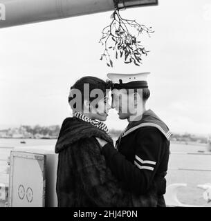 HMS Ceylon, incrociatore leggero di classe Ceylon della Royal Navy, ritorna a Portsmouth dopo 17 mesi sulla stazione in Estremo Oriente, venerdì 18th dicembre 1959. Nella foto, il abile Seaman John White è accolto da sua moglie Lynne 22, di Shaftesbury, Dorset. Foto Stock