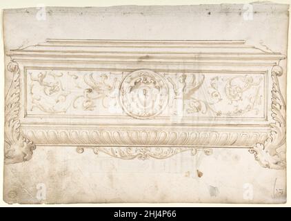 Design per una cassetta (recto), Design per una tomba (verso) ca. 1530–60 Anonimo, italiano, 16th secolo italiano dal 14th al 16th secolo il cassone ebbe un ruolo importante nella casa italiana. Era il pezzo di arredamento principale per fornire deposito, ma è stato anche usato come un sedile o molti potrebbero essere spinti insieme per formare un letto realizzato localmente. È probabilmente questo ruolo centrale nella famiglia che è stato il motivo per cui i cassoni sono stati dati spesso come regalo di nozze. La forma e la decorazione dei cassoni variavano. Gli esempi precedenti sono stati spesso dipinti, a volte combinati con alcuni scolpiti o stampati d Foto Stock