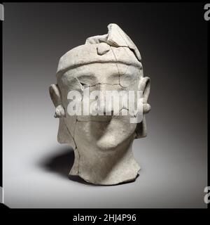 Testa maschio senza barba che indossa un casco ca. 600–480 a.C. Cipriota questa testa cava, senza barrette, è mended da parecchi frammenti.. Testa maschio senza barba che indossa un casco 248686 Foto Stock