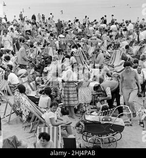 Una scena affollata sul lungomare di Margate, Kent, con i turisti che imballano la spiaggia durante le vacanze estive. 3rd agosto 1961. Foto Stock