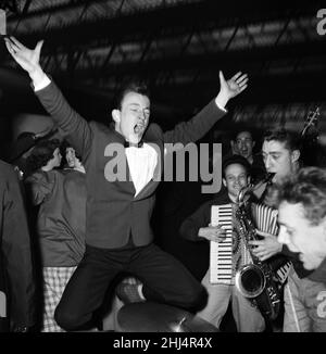 Bill Haley durante la sua prima visita in Inghilterra, che è stato in gran parte sponsorizzato dal Daily Mirror. Il bandleader Roary Blackwell dà il benvenuto a Bill a Waterloo. 5th febbraio 1957. Foto Stock