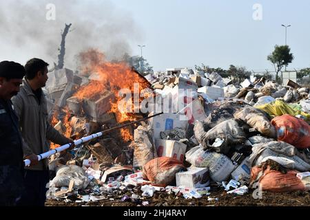 Lahore, Punjab, Pakistan. 26th Jan 2022. Funzionari doganali pakistani bruciano per distruggere merci contrabbandate (immagine di credito: © Rana Sajid Hussain/Pacific Press via ZUMA Press Wire) Foto Stock