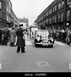 Il funerale ebbe luogo oggi di Billy Boy Blythe, morto dopo un'operazione per ulcere mentre serviva una sentenza di cinque anni a Walton Gaol, Liverpool. Blythe era stato giudicato colpevole di Jack 'pot' Comer, che martellava illegalmente. Il corteo funebre che lascia Middleton Street, Clerkenwell. 25th febbraio 1957. Foto Stock