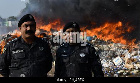 Lahore, Punjab, Pakistan. 26th Jan 2022. Funzionari doganali pakistani bruciano per distruggere merci contrabbandate (immagine di credito: © Rana Sajid Hussain/Pacific Press via ZUMA Press Wire) Foto Stock