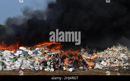 Lahore, Punjab, Pakistan. 26th Jan 2022. Funzionari doganali pakistani bruciano per distruggere merci contrabbandate (immagine di credito: © Rana Sajid Hussain/Pacific Press via ZUMA Press Wire) Foto Stock