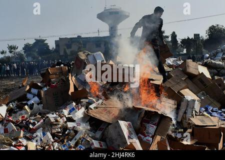 Lahore, Punjab, Pakistan. 26th Jan 2022. Funzionari doganali pakistani bruciano per distruggere merci contrabbandate (immagine di credito: © Rana Sajid Hussain/Pacific Press via ZUMA Press Wire) Foto Stock