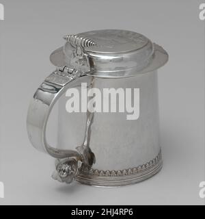 Tankard 1700–1710 Gerrit Onckelbag nel 1698, Giles Shelley (1664–1710), un mercante e capitano di mare di New York City, salpò al comando della nave Nassau per il Madagascar, una delle mete preferite del capitano Kidd e dei suoi pirati. Shelley tornò a New York con una grande quantità di tesoro ma, sospettato di complicità con Kidd, fu arrestato con un'accusa di pirateria. Fu poi rilasciato e vissuto per molti anni, un mercante ricco e rispettato. Questo tankard è stato probabilmente presentato a Shelley dai commercianti che hanno finanziato la sua impresa. Lo stemma inciso a mano è quello della famiglia Shelley, un Foto Stock