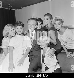 Photocall with stars of Women in Love, sei brevi giochi basati sul tema delle donne innamorate, 10th settembre 1958. Prodotto dalla società televisiva indipendente Associated Rediffusion, per celebrare il loro 3rd anniversario di essere in aria. Attore George Sanders con le sue co-star l-r Frances Martin 18 dall'Austria Annette Grau 26 dalla Germania Maria Cuadra 23 dalla Spagna Scilla Gabel 19 dall'Italia Yvonne Monlaur 20 da Parigi Francia & Ann-Marie Gyllenspetz 25 dalla Svezia (seduta) Foto Stock