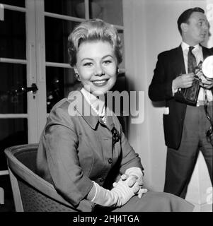 Mitzi Gaynor, attrice americana, cantante e ballerina, che è nel Regno Unito per promuovere il suo nuovo film 'South Pacific' che apre a Londra questa settimana, aprile 1958. Foto alla reception del Savoy Hotel di Londra. Foto Stock