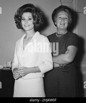 Irina Demick, attrice francese, nel Regno Unito per la prima del nuovo film, The longer Day, in cui è protagonista come Janine Boitard, resistenza francese, Caen, nella foto al Savoy Hotel di Londra, martedì 10th ottobre 1961. Il personaggio Janine Boitard è basato sul combattente di resistenza reale Louise Boitard NELLA FOTO, noto come Jeanine Boitard nella resistenza. Foto Stock