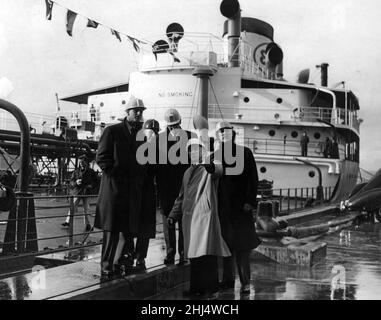 Il signor e Asquith sottolinea un aspetto interessante per il principe Filippo, duca di Edimburgo a Pierhead, sullo sfondo si trova la nave cisterna costiera esso Buckingham, nave gemella per il malato esso Portsmouth. Anche nella foto ci sono Lord tenente Tett e il presidente di esso. 4th novembre 1960. Foto Stock