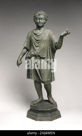 Statua di bronzo di un camillo (acolita) ca. A.D. 14–54 Romano non appena prese il potere, l'imperatore Augusto mise in moto un programma volto a ripristinare i valori onorati nel tempo della virtù, dell'onore e della pietà. I culti religiosi non erano più pervidi, i templi furono costruiti, le cerimonie pubbliche e i sacrifici riempirono il calendario. Gli uomini di ogni rango scelsero di essere raffigurati nell'atto del pio sacrificio. Il tipo popolare di scultura visto qui mostrava ragazzi giovani che servivano come accoliti alle cerimonie religiose.l'identificazione di questa figura come un camillus, un assistente ai sacrifici che era scelto dalle famiglie più nobili, io Foto Stock