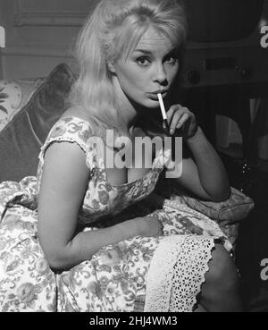 Elke Sommer, attrice tedesca di 19 anni, a Londra per girare scene per un nuovo film, non preoccupatevi di Knock, una commedia britannica CinemaScope, nella foto di domenica 4th settembre 1960. Foto Stock